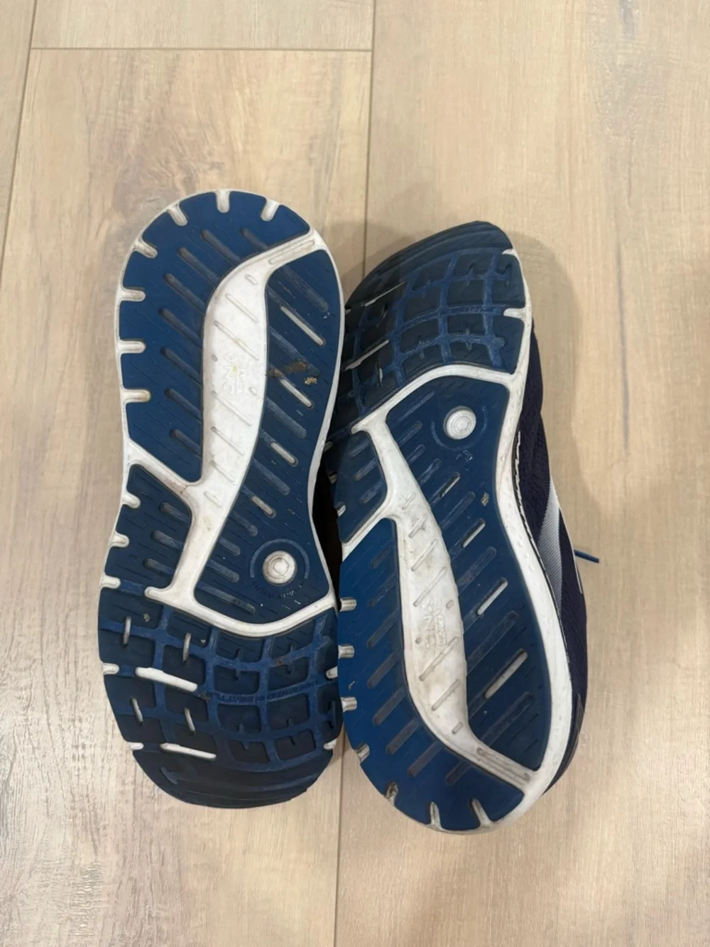 Brooks Navy and White Men's Athletic Beast 24